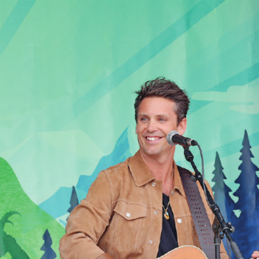 Wanderfestival lockt Publikum aus der ganzen Schweiz an - Mit Akustik-Solo bezaubert Bastian Baker das Publikum.
