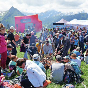 Wanderfestival lockt Publikum aus der ganzen Schweiz an - Kurze Mittagspause beim Bräteln, bevor es weiter zur Hauptbühne geht.