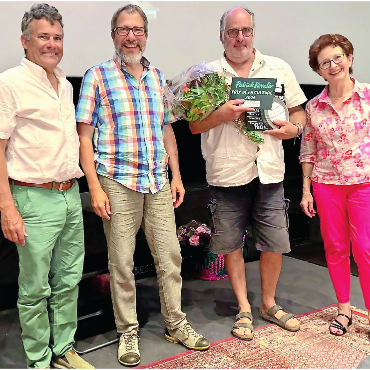 Überregionale Kulturförderung durch die Kultur Region – Alliance culturelle - V.l. Hans Jaggi, Sekretär und Kassier, Matthias Moser, Präsident, Patrick Kovaliv, Preisträger Kulturpreis 2026, Carmen Scherrer, Vertreterin des Pays-d’Enhaut.
