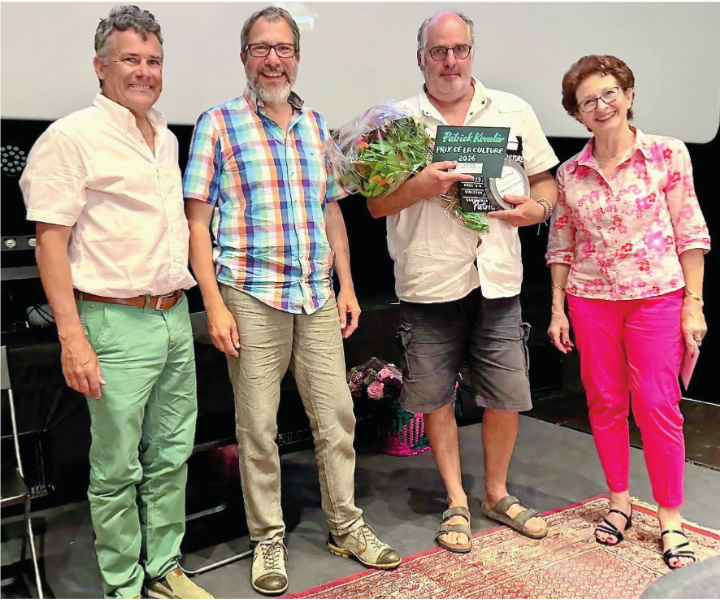 V.l. Hans Jaggi, Sekretär und Kassier, Matthias Moser, Präsident, Patrick Kovaliv, Preisträger Kulturpreis 2026, Carmen Scherrer, Vertreterin des Pays-d’Enhaut.