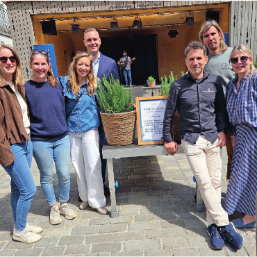 Sonnenstrahlen für ein visionäres Projekt: Saanen feiert zwölf autofreie Jahre - Das OK: v.l. Desirée, Samantha, Vanessa, Philippe, Stefan, Marc und Danielle.