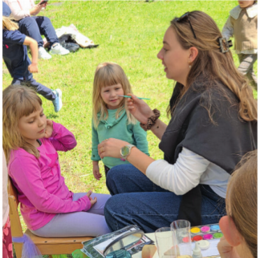 Sonnenstrahlen für ein visionäres Projekt: Saanen feiert zwölf autofreie Jahre - Die jüngsten Besucherinnen und Besucher profitierten vom Kinderschminken.