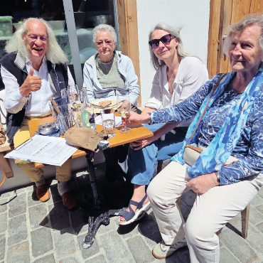 Sonnenstrahlen für ein visionäres Projekt: Saanen feiert zwölf autofreie Jahre - Eine Runde, die das Fest in bester Gesellschaft geniesst.
