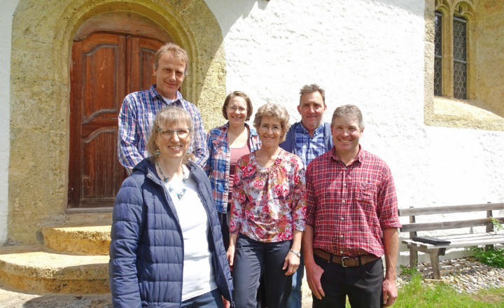 Sie halten das Kirchenschiff Lauenen in Fahrt: hinten v.l. Philipp Brand, Kassier, Arlette Perreten, Sekretärin, Stephan Addor, Präsident, sowie vorne v.l. die Kirchgemeinderäte Martina Reichenbach, Antonia Reichenbach und Erwin Annen; es fehlt: Kathrin Bohren.    FOTOS: VRENI MÜLLENER