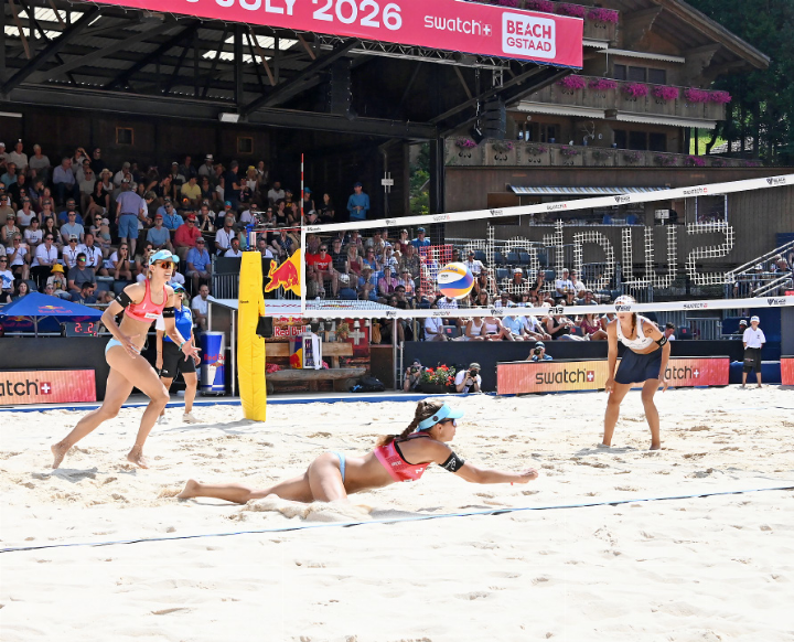 Besucherinnen und Besucher verfolgen die Spiele am Swatch Beach Pro Gstaad 2025. Im Sommer 2027 wird Gstaad Austragungsort der Beachvolleyball-Europameisterschaften sein.
ARCHIVFOTO: JENNY STERCHI