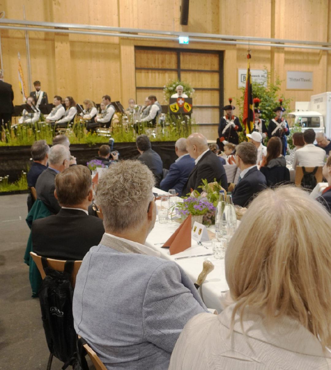 Anne Speiser lauscht der Musikgesellschaft Zweisimmen. FOTO: LUZIA WYSSEN Anne Speiser lauscht der Musikgesellschaft Zweisimmen. FOTO: LUZIA WYSSEN