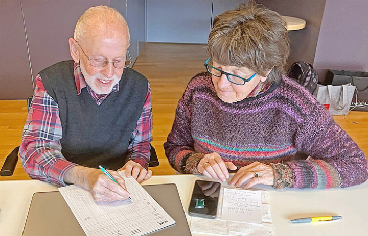 Computeria-Mentor erklärt einer Teilnehmerin ihre Fragen.   FOTO: ZVG
