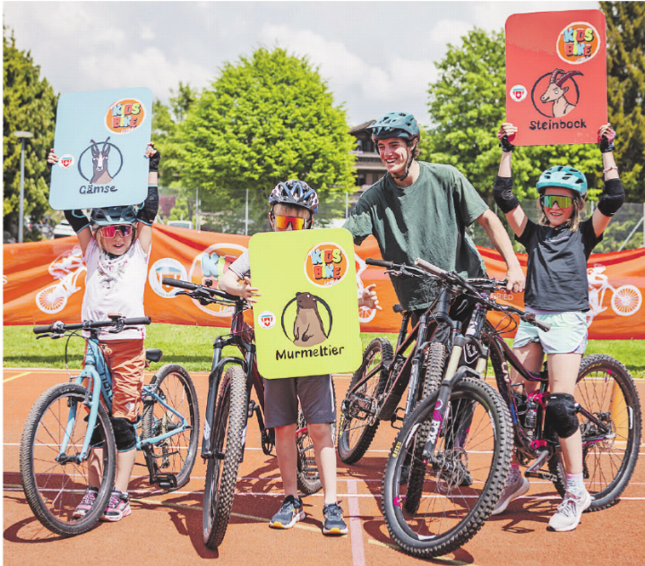 Mountainbike-Lehrer und Nachwuchs auf dem roten Platz in Schönried, wo Summersports Saanen-Schönried neu Kurse der Kids Bike League anbietet. Mountainbike-Lehrer und Nachwuchs auf dem roten Platz in Schönried, wo Summersports Saanen-Schönried neu Kurse der Kids Bike League anbietet.