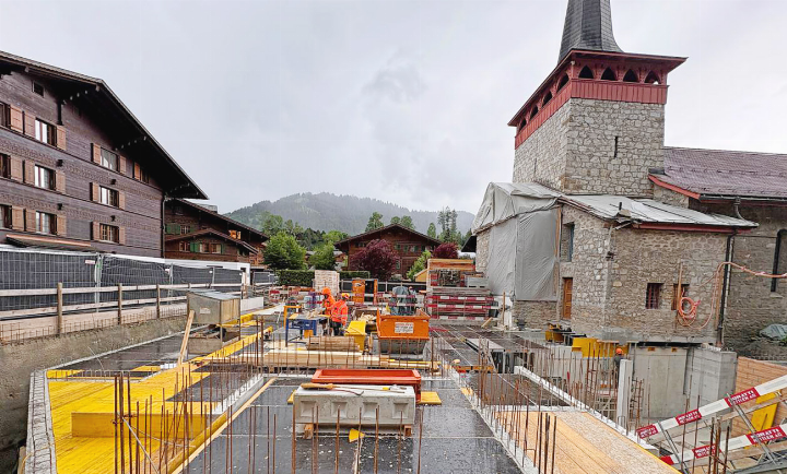 Das Untergeschoss des Pfarrhaus-Neubaus in Gstaad ist fertiggestellt. Inzwischen ist der Betondeckel, welcher bodenerdig mit der Strasse abschliesst, gemacht.    FOTOS: ZVG