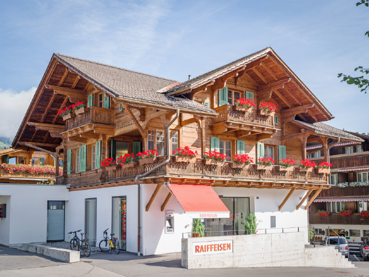 In den kommenden Tagen starten die Umbauarbeiten der Raiffeisenbank-Geschäftsstelle Gstaad. FOTO: ZVG