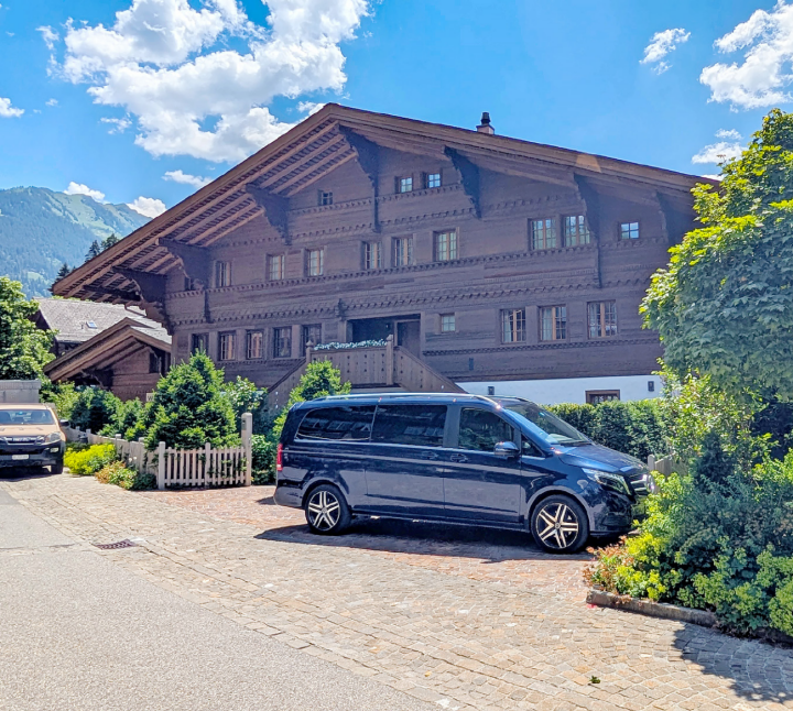 Einst ein privates Familienhaus eines Prinzen, danach das bekannte Restaurant «Chesery» und heute privates Luxuschalet. FOTOS: SONJA WOLF