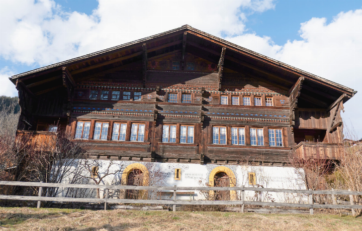 Die von Hans Tüller 1670 erbaute Alte Kastlanei beim ehemaligen Spital in Saanen stellt mit ihrem barocken Kleid einen Wendepunkt in der Fassadengestaltung dar. Der Park mit Rasen, Tannen und Hecke wurde erst später angelegt.
FOTOS: MARTIN GURTNER-DUPERREX