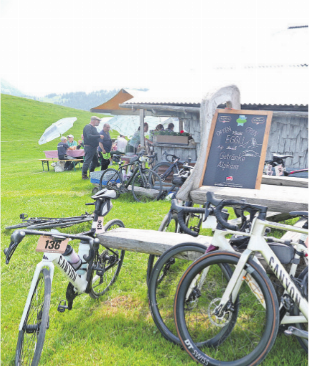 Die Velos sind parkiert – Zeit fürs Apéro. Die Velos sind parkiert – Zeit fürs Apéro.