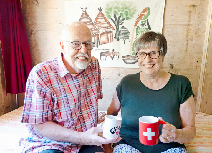 Annekäthi und Daniel Berger in ihrem urgemütlichen Heimetli im Scheidbach, Turbach. Natürlich darf auch hier ein Souvenir aus dem geliebten Afrika – eine traditionelle Textilmalerei – nicht fehlen. FOTO: MARTIN GURTNER-DUPERREX Annekäthi und Daniel Berger in ihrem urgemütlichen Heimetli im Scheidbach, Turbach. Natürlich darf auch hier ein Souvenir aus dem geliebten Afrika – eine traditionelle Textilmalerei – nicht fehlen. FOTO: MARTIN GURTNER-DUPERREX