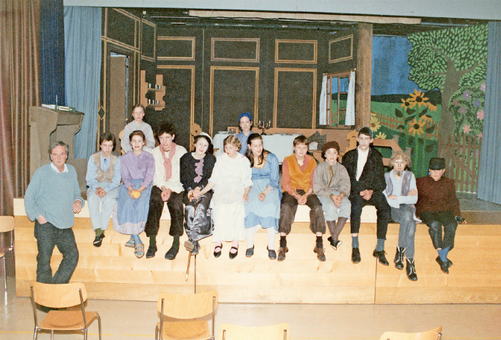 Theaterprobe 1991, «Der Gitig»: Sigi Amstutz und seine Oberschulklasse. ARCHIVFOTOS:TURBACH-ARCHIV Theaterprobe 1991, «Der Gitig»: Sigi Amstutz und seine Oberschulklasse. ARCHIVFOTOS:TURBACH-ARCHIV