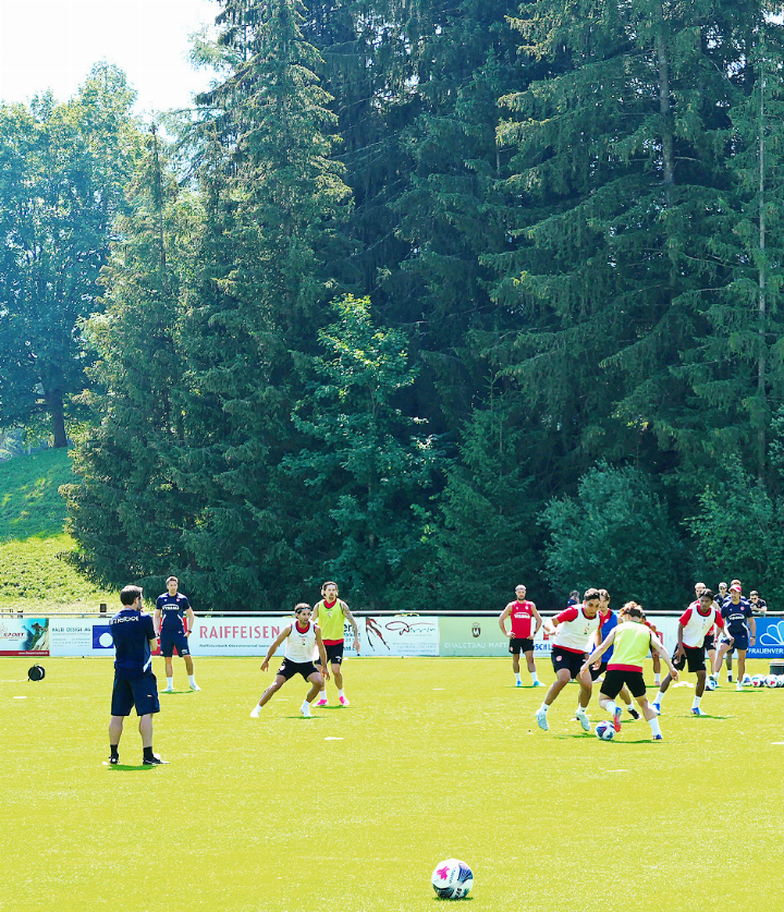 Der FC Thun trainiert auch dieses Jahr auf dem Schützebode in Saanen   FOTOS: MAXIME VÖGELE