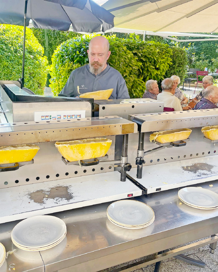 Dank einem gut durchdachten System von Käseschmelzen, kombiniert mit perfektem Service, war es kein Problem, innert nützlicher Frist der grossen Reisegesellschaft fünf Sorten Raclettekäse anzubieten.   FOTOS: BERNHARD AEGERTER