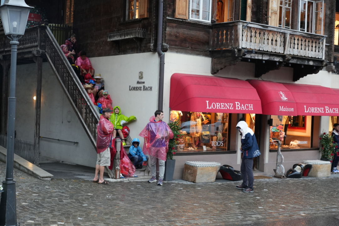 An jeder Ecke wird versteckt man sich vom Regen. An jeder Ecke wird versteckt man sich vom Regen.