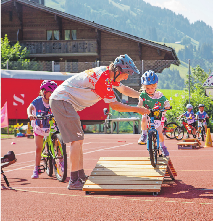 Spielerisch lernen: Im Bike-Lernpark in Schönried unterstützt ein Mountainbikelehrer ein Kind bei den ersten Fahrtechnikübungen. FOTOS: JOCELYNE PAGE Spielerisch lernen: Im Bike-Lernpark in Schönried unterstützt ein Mountainbikelehrer ein Kind bei den ersten Fahrtechnikübungen. FOTOS: JOCELYNE PAGE