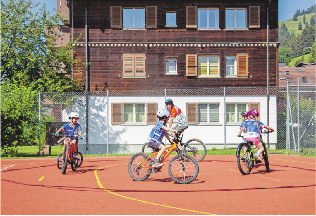 Im Kreis fahren, das Gleichgewicht halten und die Kontrolle über das Bike verbessern: Die Kinder üben die Grundlagen des Mountainbikens. Im Kreis fahren, das Gleichgewicht halten und die Kontrolle über das Bike verbessern: Die Kinder üben die Grundlagen des Mountainbikens.