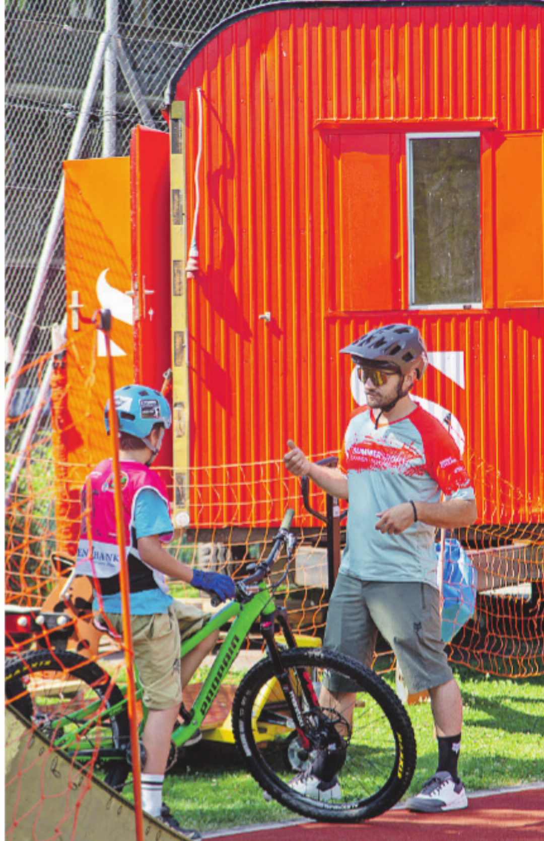 Erst die Instruktionen, dann der Sprung: Im Bike-Lernpark üben die Jugendlichen Technik und Mut. Erst die Instruktionen, dann der Sprung: Im Bike-Lernpark üben die Jugendlichen Technik und Mut.