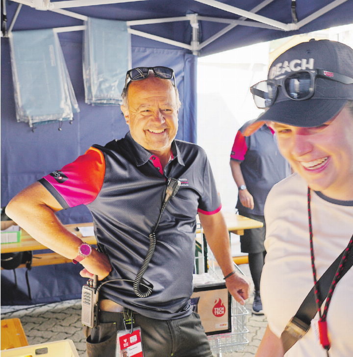 Rolf Freiburghaus ist dafür besorgt, dass es am Gstaader Beachvolleyballturnier immer genug Getränke hat. Rolf Freiburghaus ist dafür besorgt, dass es am Gstaader Beachvolleyballturnier immer genug Getränke hat.