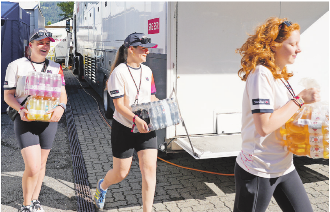 Celine, Jasmin und Lina bringen die Getränke zu den verschiedenen Stationen. Celine, Jasmin und Lina bringen die Getränke zu den verschiedenen Stationen.