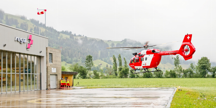 Der neue Rega-Helikopter bei der Landung in Zweisimmen. FOTO: ZVG