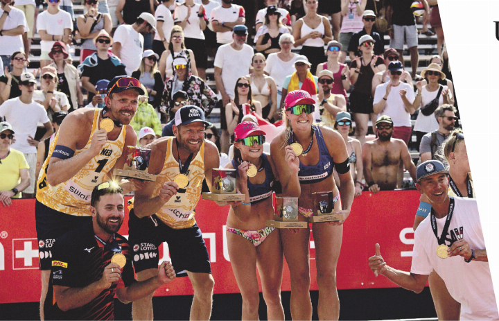 Die Siegerinnen und Sieger des Swatch Beach Pro Gstaad: von rechts: Taryn Brasher und Kristen Cruz aus den USA sowie Alexander Brouwer und Stefan Boermans aus den Niederlanden. Geehrt wurden auch ihre Trainer. FOTOS: MAXIME VÖGELE Die Siegerinnen und Sieger des Swatch Beach Pro Gstaad: von rechts: Taryn Brasher und Kristen Cruz aus den USA sowie Alexander Brouwer und Stefan Boermans aus den Niederlanden. Geehrt wurden auch ihre Trainer. FOTOS: MAXIME VÖGELE