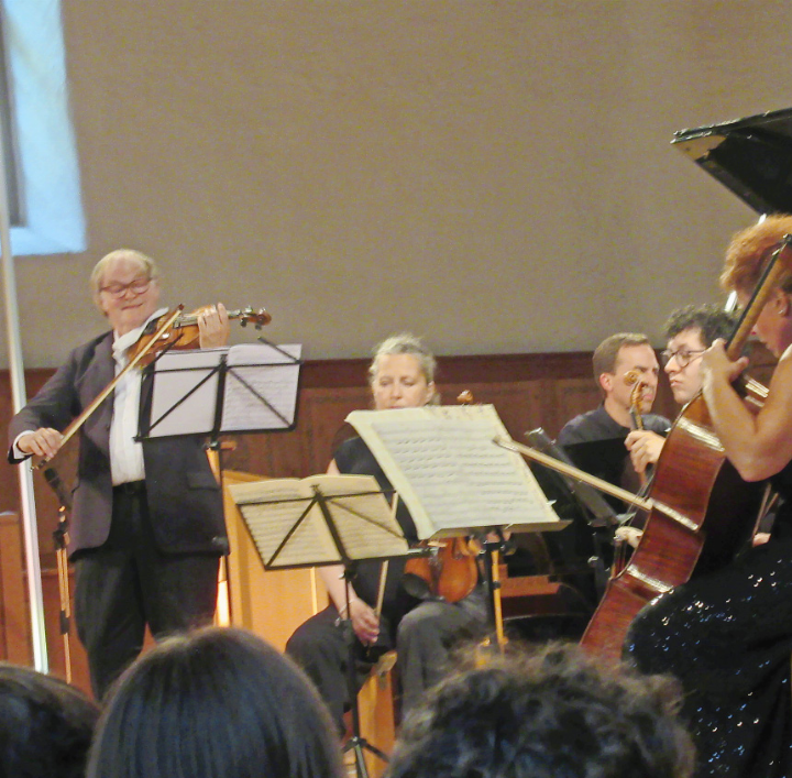 Der Preisträger und Solist Alexandre Dubach (links aussen) mit dem Streicherensemble im Konzert von Ernest Chausson. Der Preisträger und Solist Alexandre Dubach (links aussen) mit dem Streicherensemble im Konzert von Ernest Chausson.