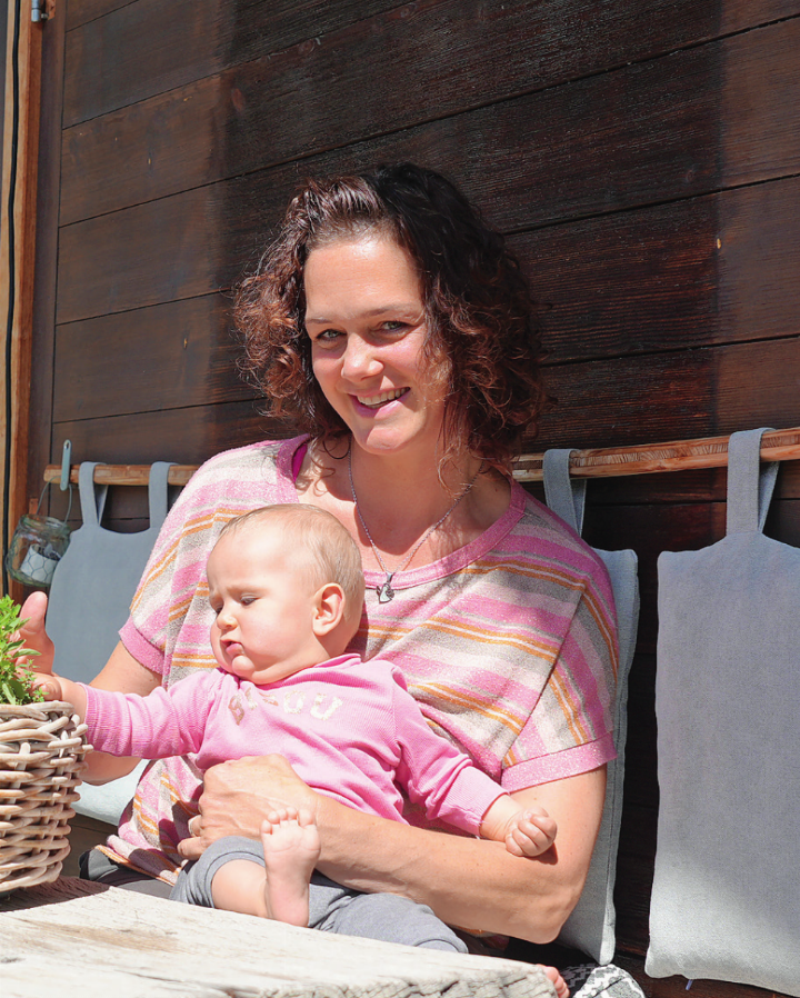 Abseits des Trubels geniesst Eva Kollmer
das Familienleben in Gsteig.   FOTO: MAXIME VÖGELE