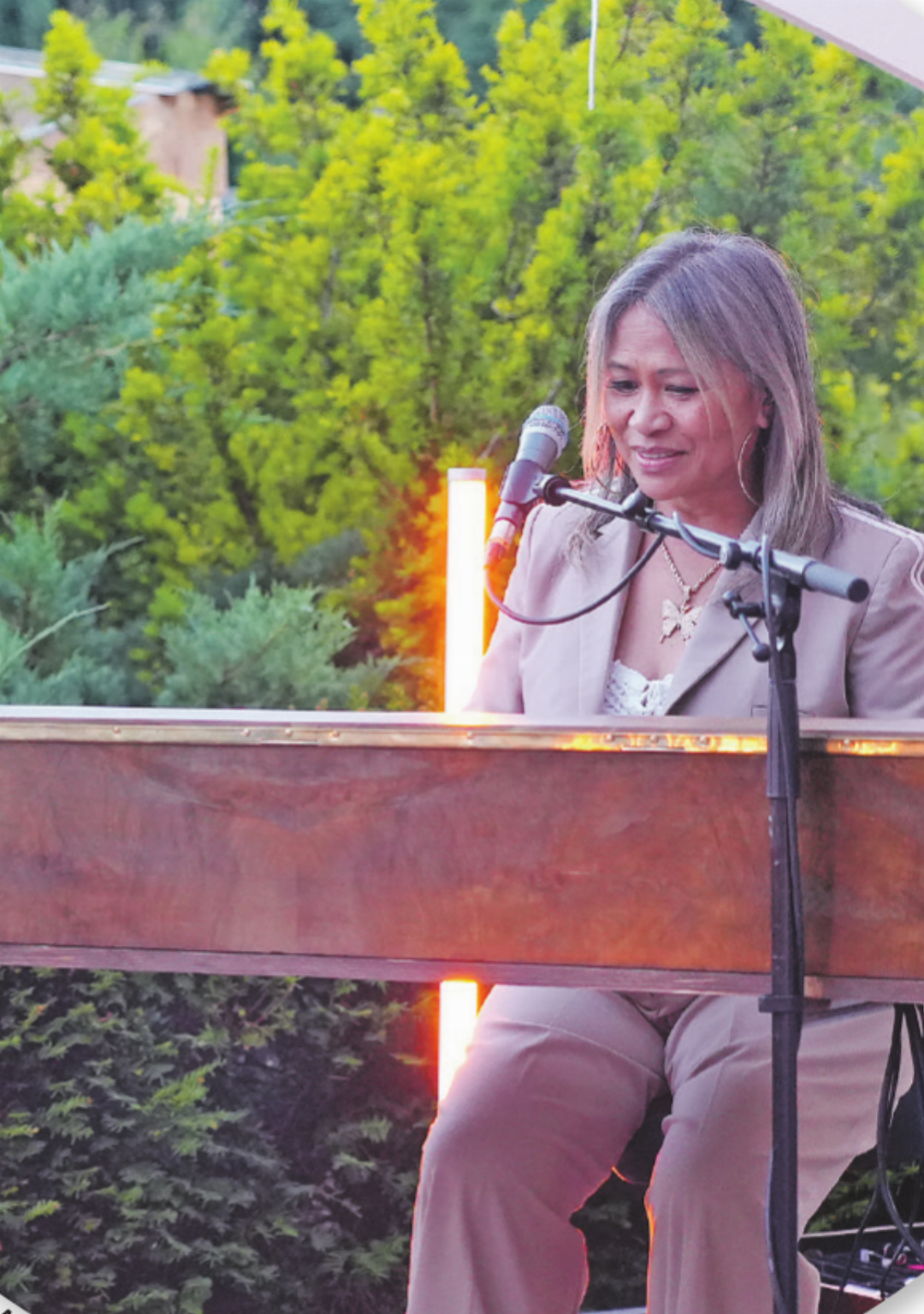 Rose Ann Dimalanta ist die Pianistin des akustischen Trios. Rose Ann Dimalanta ist die Pianistin des akustischen Trios.