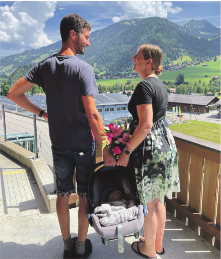 Baby Nathan, geboren am 9. Juli, und seine Eltern Tamara und Jérôme Speiser waren hautnah beim Umzug mit dabei: Als letzte Familie bezogen sie das Wochenbett an der Eggetlistrasse und wurden dann verlegt an den neuen Standort im Spital Zweisimmen.   FOTO: ZVG