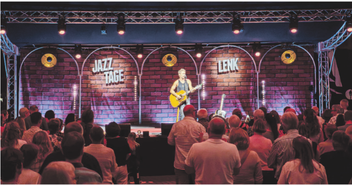 Eröffnungskonzert der 38. Jazz Tage Lenk mit Bastian Baker vor ausverkauftem Haus.   FOTO: LENK-SIMMENTAL TOURISMUS/NEAL SCHULER