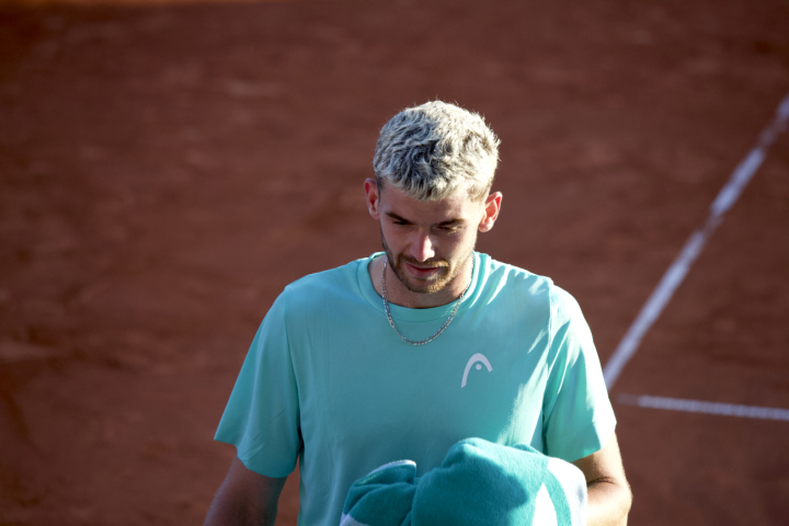 Der Schweizer Jérôme Kym fordert den Griechen Stefanos Tsitsipas. FOTOS: JONATHAN SCHOPFER