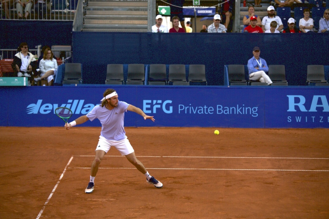 Stefanos Tsitsipas gewinnt den ersten Satz. Stefanos Tsitsipas gewinnt den ersten Satz.