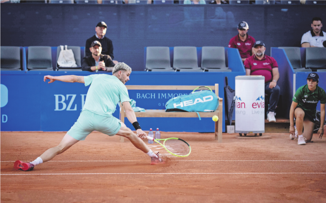 Wildcard Jérôme Kym ist nach zwei (!) ansehnlichen Spielen gegen Stefanos Tsitsipas ausgeschieden. Wildcard Jérôme Kym ist nach zwei (!) ansehnlichen Spielen gegen Stefanos Tsitsipas ausgeschieden.