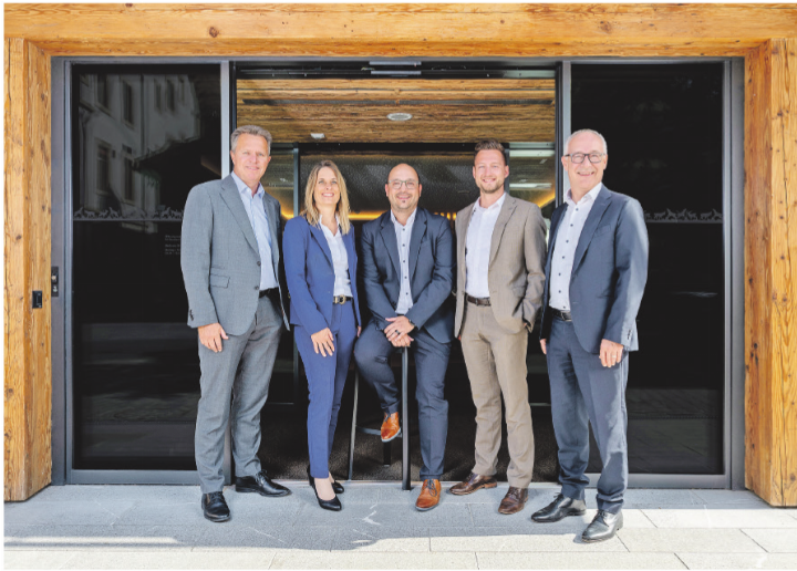 Die Geschäftsleitung der Saanen Bank vor dem Hauptsitz: v.l. CEO Jürg von Allmen, Nadja Müller, der designierte CEO-Nachfolger Adrian Di Camillo, Daniel Perreten (neu in der Geschäftsleitung seit 1. Juli) und Dominique Huwiler. FOTO: PIA ULRICH, LAUENEN Die Geschäftsleitung der Saanen Bank vor dem Hauptsitz: v.l. CEO Jürg von Allmen, Nadja Müller, der designierte CEO-Nachfolger Adrian Di Camillo, Daniel Perreten (neu in der Geschäftsleitung seit 1. Juli) und Dominique Huwiler. FOTO: PIA ULRICH, LAUENEN