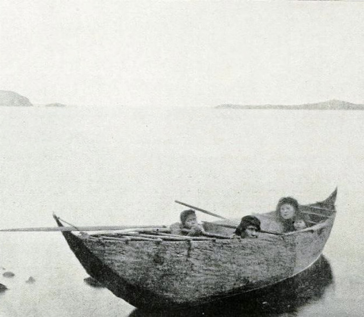 Yaghan-Familie in ihrem Boot, Foto von 1908.