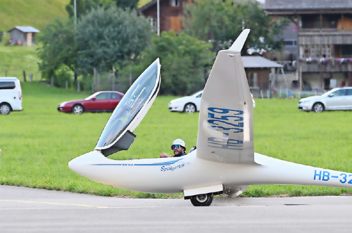 Yves Müller nach seinem Rekordflug zurück in Zweisimmen.    FOTO: RUEDI MÜLLER