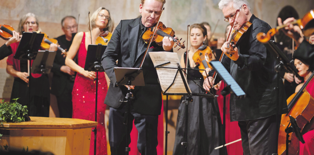 Zwei grosse Geiger. Zwei Generationen. Eine Familie. Und unermüdliche Spiellust: Daniel Hope an der Violine (links) und Pinchas Zukerman an der Bratsche spielen Mozart. FOTOS: RAPHAEL FAUX/GSTAADPHOTOGRAPHY.COM Zwei grosse Geiger. Zwei Generationen. Eine Familie. Und unermüdliche Spiellust: Daniel Hope an der Violine (links) und Pinchas Zukerman an der Bratsche spielen Mozart. FOTOS: RAPHAEL FAUX/GSTAADPHOTOGRAPHY.COM