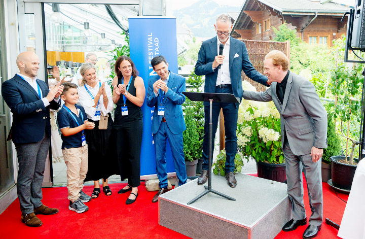 Verwaltungsratspräsident Richard Müller (2. von rechts) präsentiert die Geschäftsleitung des Menuhin Festival Gstaad: Daniel Hope, Lukas Wittermann, Larissa Thut Davidson, Marlène Tschanz und Alexander Ponet (von rechts). Ebenfalls auf dem Bild: Benjamin Hope, Sohn von Daniel Hope.