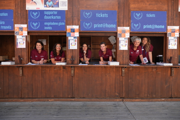 Ein Teil des Kassenteams am EFG Swiss Open Gstaad. Von links: Susan Bertsch, Fiona Begolli, Shania Bacher, Sandra Awtukowitsch M. S., Brigitte Erne und Mägi von Niederhäusern. FOTOS: JONATHAN SCHOPFER Ein Teil des Kassenteams am EFG Swiss Open Gstaad. Von links: Susan Bertsch, Fiona Begolli, Shania Bacher, Sandra Awtukowitsch M. S., Brigitte Erne und Mägi von Niederhäusern. FOTOS: JONATHAN SCHOPFER