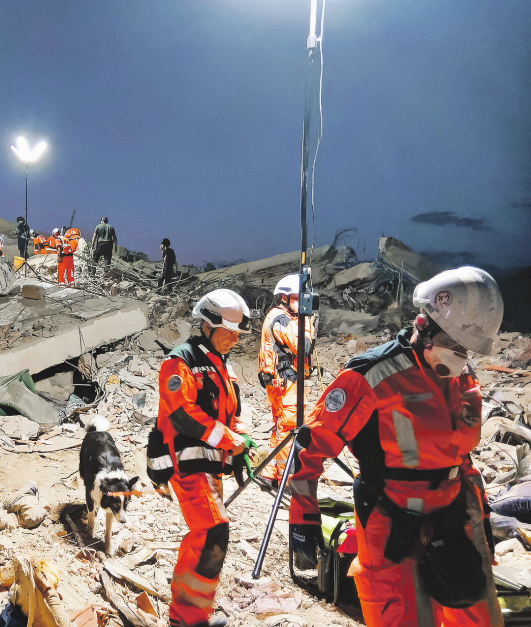 Im Licht der Scheinwerfer setzen die Suchteams von Redog ihre Suche nach verschütteten Personen fort. Um die Hunde vor der Hitze zu schützen, wird vor allem nachts gearbeitet. FOTOS: DIREKTION FÜR ENTWICKLUNG UND ZUSAMMENARBEIT (DEZA) Im Licht der Scheinwerfer setzen die Suchteams von Redog ihre Suche nach verschütteten Personen fort. Um die Hunde vor der Hitze zu schützen, wird vor allem nachts gearbeitet. FOTOS: DIREKTION FÜR ENTWICKLUNG UND ZUSAMMENARBEIT (DEZA)