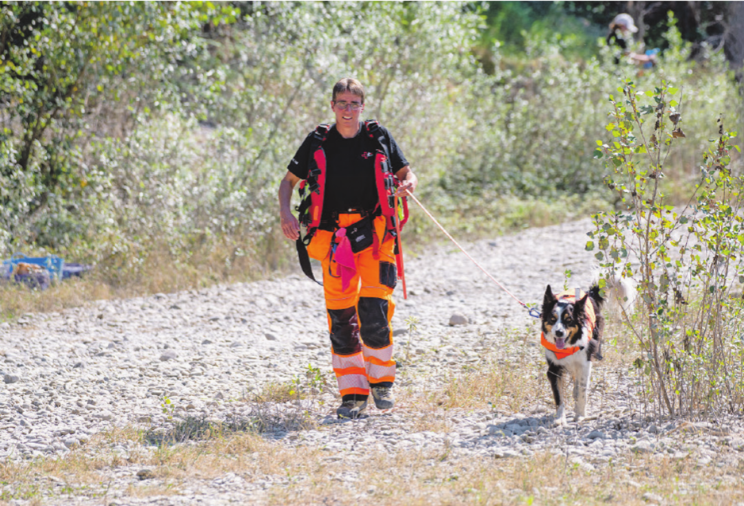 Tanja Aeberhard mit ihrem Rettungshund Dave bei einer Übung. Beim Erdbebeneinsatz in Venezuela war sie als Equipenleiterin ohne eigenen Hund im Einsatz. FOTO: REDOG Tanja Aeberhard mit ihrem Rettungshund Dave bei einer Übung. Beim Erdbebeneinsatz in Venezuela war sie als Equipenleiterin ohne eigenen Hund im Einsatz. FOTO: REDOG
