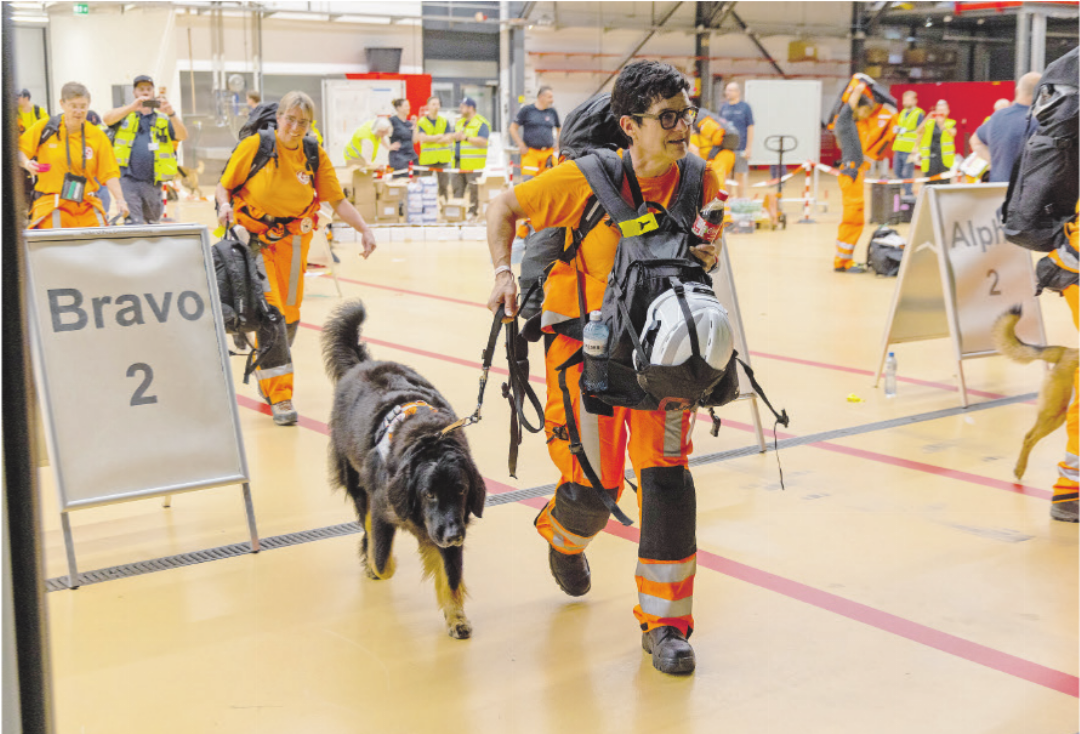 Tanja Aeberhard folgt einer Redog-Kollegin mit ihrem Suchhund beim Einsteigen ins Flugzeug Richtung Venezuela. Tanja Aeberhard folgt einer Redog-Kollegin mit ihrem Suchhund beim Einsteigen ins Flugzeug Richtung Venezuela.