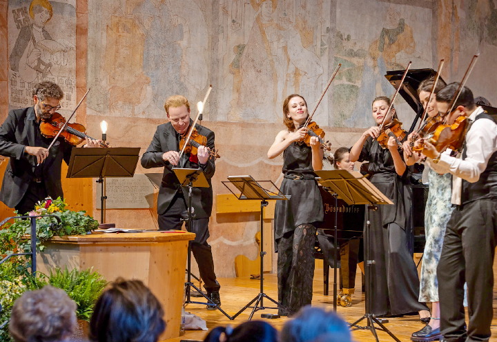 Zum Abschluss kommen alle Musikerinnen und Musiker für ein letztes gemeinsames Stück auf die Bühne. FOTOS: BAILEY DAVIDSON PHOTOGRAPHY Zum Abschluss kommen alle Musikerinnen und Musiker für ein letztes gemeinsames Stück auf die Bühne. FOTOS: BAILEY DAVIDSON PHOTOGRAPHY