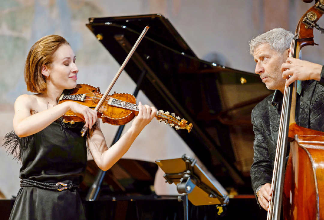 Ragnhild Hemsing spielt auf der traditionellen norwegischen Hardangerfiedel. Ragnhild Hemsing spielt auf der traditionellen norwegischen Hardangerfiedel.