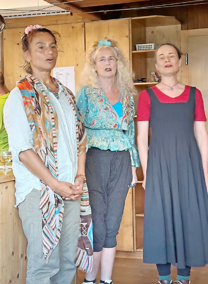 Christine Lauterburg (Mitte), Barbara Berger (rechts) und Nathalie Huber begeisterten als «Trio Die Rote Zora» mit einem vielseitigen Konzert in der Grubenberghütte.    FOTO: ANS COTTING