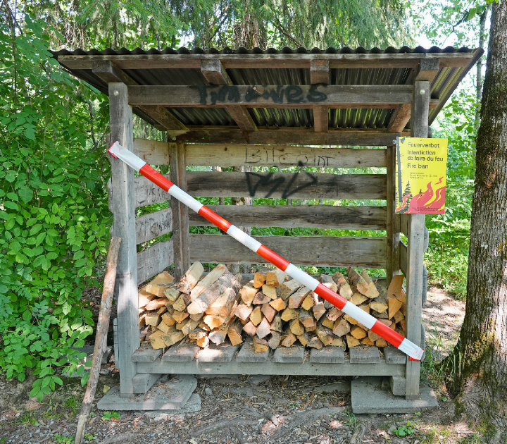 Wegen der hohen Waldbrandgefahr bleiben Feuerstellen im Wald und bis 50 Meter vom Waldrand entfernt derzeit gesperrt.   FOTO: MAXIME VÖGELE